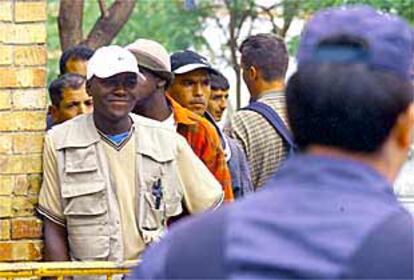 Cientos de inmigrantes guardaban ayer cola en la comisaría de policía de Huelva.