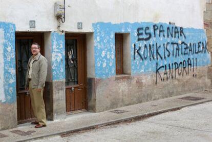 Salvador Ulayar, ante la puerta de su casa pintada por <b><i>abertzales</b></i> en Etxarri-Aranatz (Navarra), donde ETA asesinó a su padre en 1979.