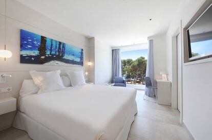 Habitación doble en Iberostar Santa Eulalia (Ibiza).