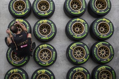 Un miembro del equipo Lotus de Fórmula 1, prepara neumáticos en el circuito de Interlagos, en Sao Paulo, lugar en el que se celebrará el Gran Premio de Brasil 2014 de esta competición.