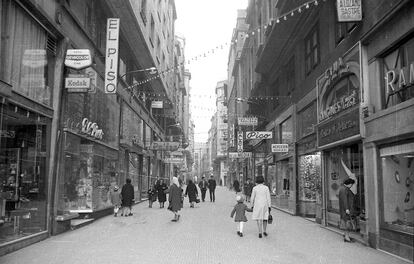 Calle San Francisco, Santander (19 de diciembre de 1966). Foto: Pablo Hojas Llama. Centro de Documentación de la Imagen de Santander, CDIS, Ayuntamiento de Santander.