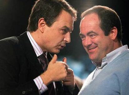 José Luis Rodríguez Zapatero (izquierda) y José Bono, en un acto de la campaña electoral de 2004.