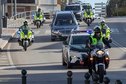 Llegada a la comandancia de la Guardia Civil en Cádiz del féretro con los restos de Miguel Ángel Gómez González, el sábado.