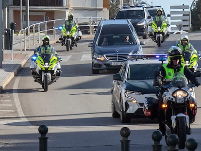 Llegada a la comandancia de la Guardia Civil en Cádiz del féretro con los restos de Miguel Ángel Gómez González, el sábado.