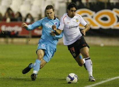 El valencianista Vicente pugna un balón con Pospech.