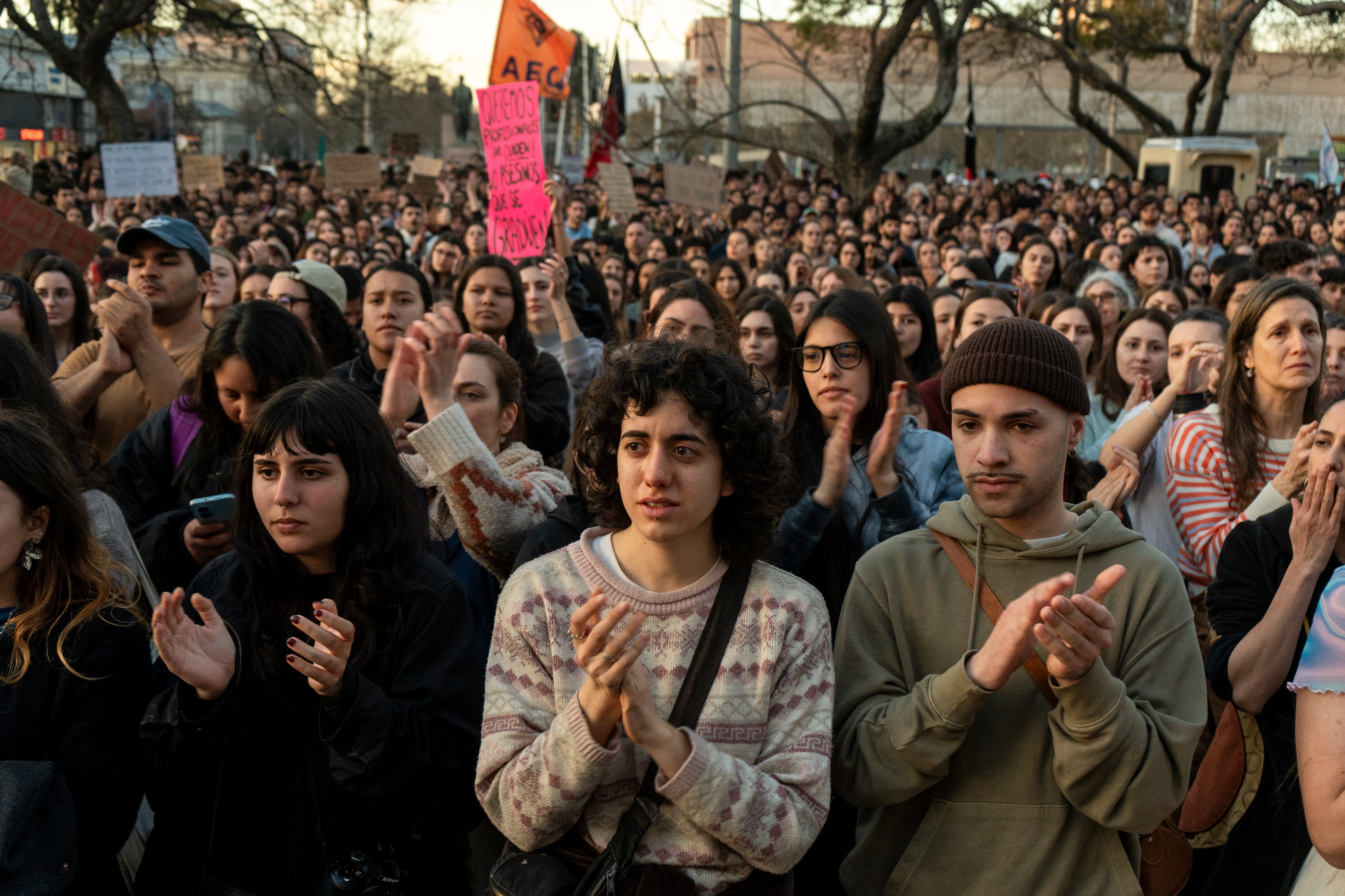 Manifestantes escuchan la lectura de proclamas frente al Palacio Legislativo.
