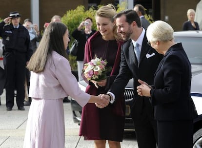 La pareja recibe a la ministra luxemburguesa de Familia, Marie-Josee Jacobs, y de Serena Boulkemoun, del Consejo Nacional de Estudiantes