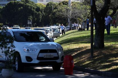 Fila de carros próxima a um posto de gasolina no Rio de Janeiro nesta terça-feira 