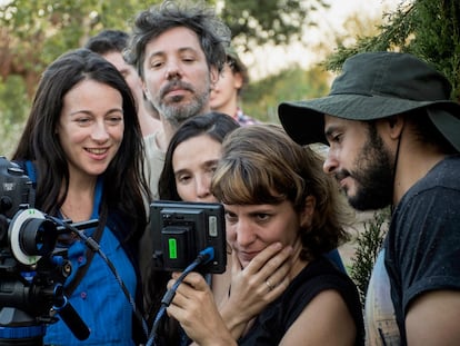 Rodaje de 'Trenque Lauquen': detrás, Agustín Mendilaharzu; y desde la izquierda, las actrices Elisa Carricajo y Laura Paredes y la directora Laura Citarella.