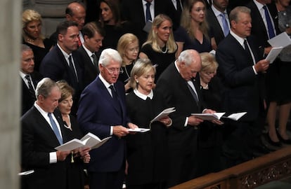 De izquierda a derecha, el expresidente de los EE UU, George W. Bush y su esposa Laura; el expresidente de los EE UU, Bill Clinton; la exsecretaria de EE UU y esposa de Bill Clinton, Hillary Clinton; el exvicepresidente de los EE UU, Dick Cheney y su esposa Lynne, y el vicepresidente Al Gore, participan el funeral en la catedral de Washington.