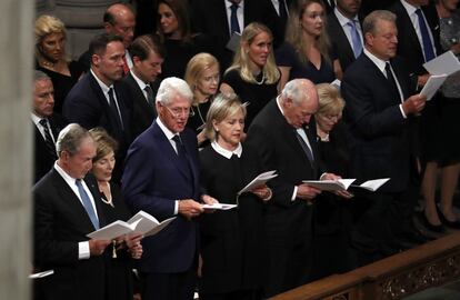 De izquierda a derecha, el expresidente de los EE UU, George W. Bush y su esposa Laura; el expresidente de los EE UU, Bill Clinton; la exsecretaria de EE UU y esposa de Bill Clinton, Hillary Clinton; el exvicepresidente de los EE UU, Dick Cheney y su esposa Lynne, y el vicepresidente Al Gore, participan el funeral en la catedral de Washington.