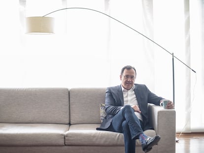 El ministro del Interior, Alfonso Prada, en su casa al norte de Bogotá, el 9 de abril de 2022.