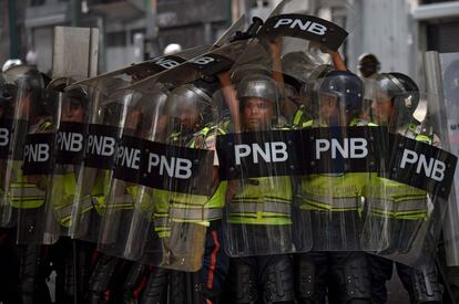 Las fuerzas de seguridad se deplegan para intentar contener las protestas.