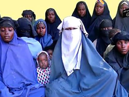 Fotograma de un v&iacute;deo difundido recientemente por Boko Haram en el que muestra supuestamente a algunas de las j&oacute;venes secuestradas en 2014 en Chibok.
 