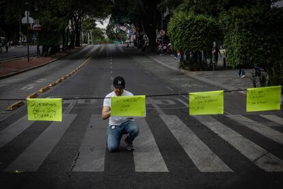 Vecinos de la alcaldía Benito Juárez bloquean el cruce de las avenidas Insurgentes y Xola en protesta por el agua contaminada, este miércoles.