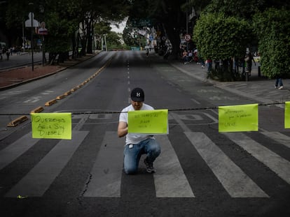 Vecinos de la alcaldía Benito Juárez bloquean el cruce de las avenidas Insurgentes y Xola en protesta por el agua contaminada, este miércoles.