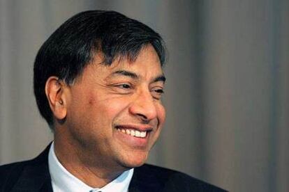 La compañía de Lakshmi Mittal controlará el 10% del acero mundial.