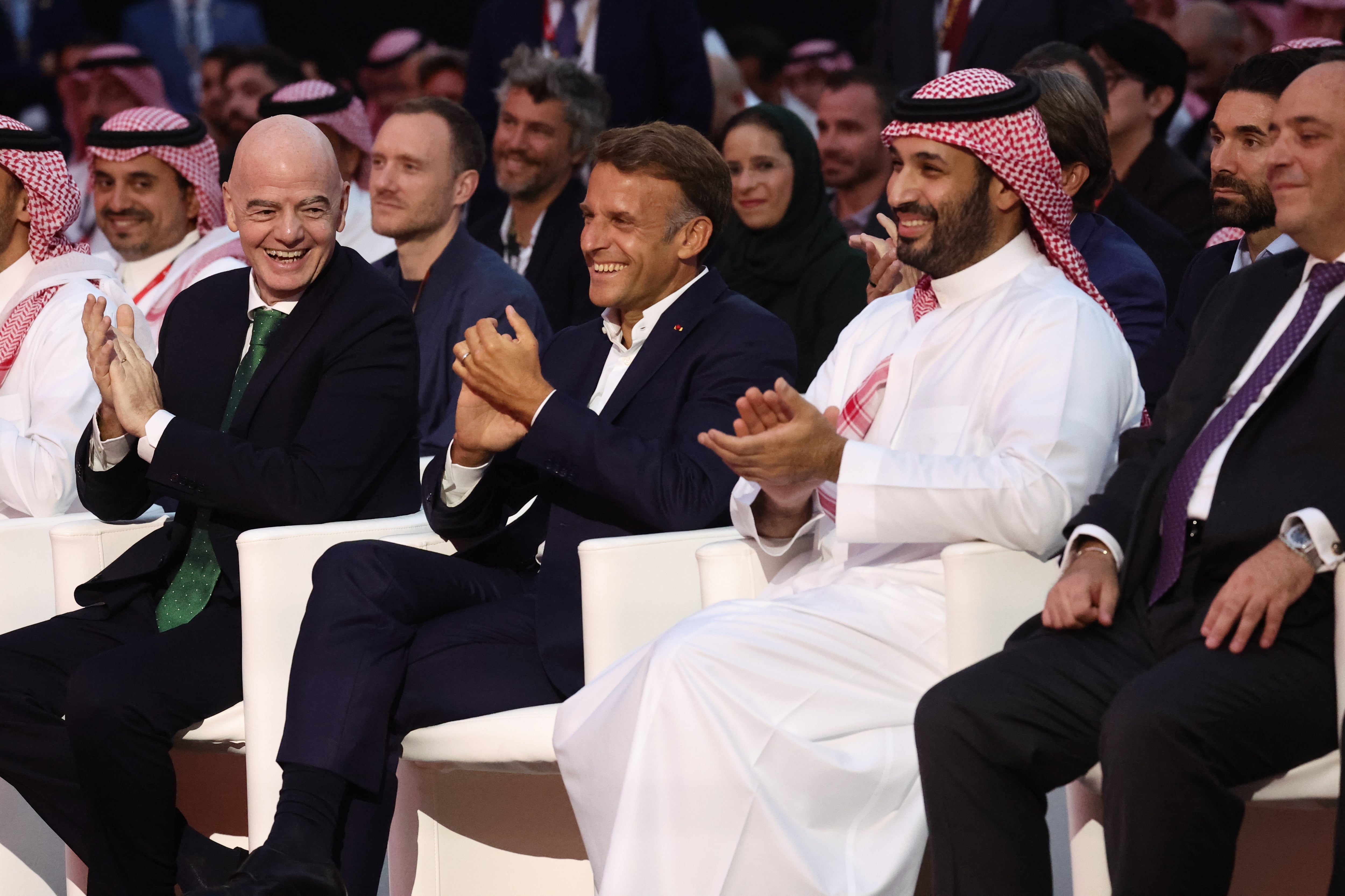 El ‘gamer’ Macron y Son Goku en París