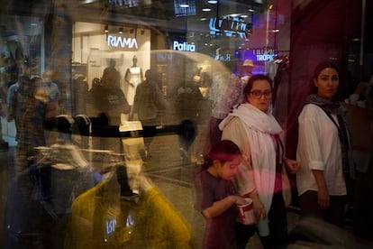 Tres años después de que la policía de la moral agrediera a Mahsa Amini por llevar mal colocado el velo y de que, días después, muriese en prisión, las calles de Teherán están llenas de mujeres con la cabeza descubierta.