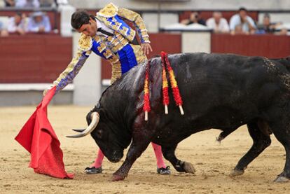 Uceda Leal da un pase con la muleta a su segundo toro de la tarde en Ventas.