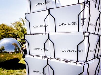 La obra 'Cartas al cielo', de la española Alicia Framis, en Central Park.