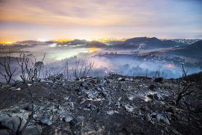 Vista general de los restos de los incendios en las colinas de San Marcos, en el condado de San Diego, California, Estados Unidos. Más de 1.000 bomberos lucharon para apagar el fuego en el sur de California, que asolaron la región.