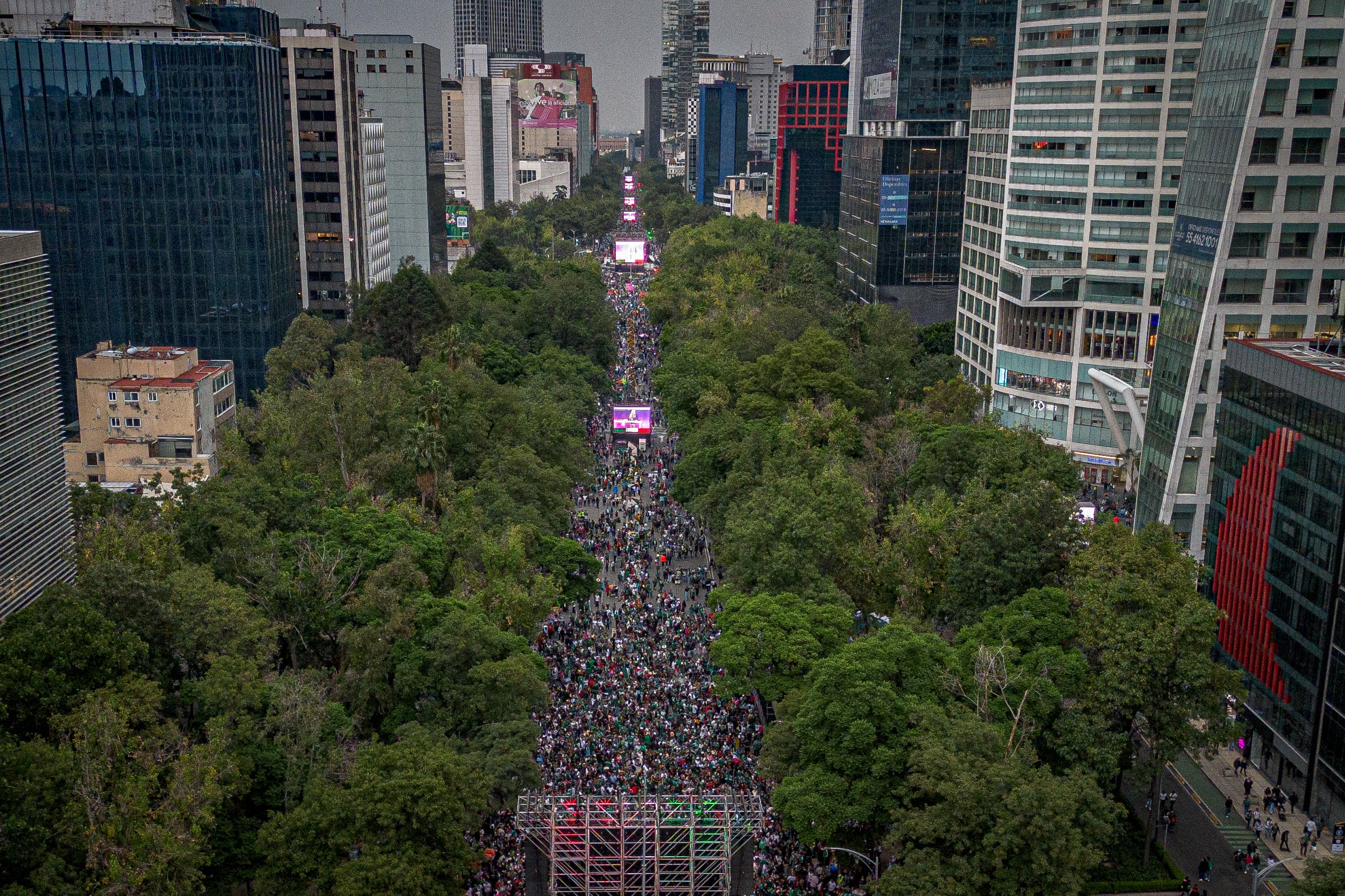 Miles de aficionados miran el partido en el Ángel de la Independencia.