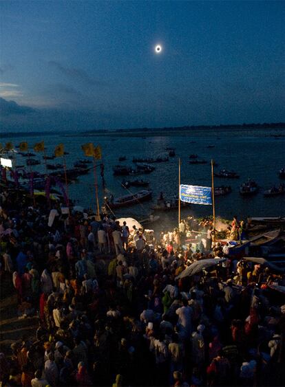 Cientos de personas eligieron las orillas del Ganges para observar el Sol. En la mitología hindú se dice que los demonios Rahu y Ketu se tragan el astro, apagan la luz que da la vida y hacen que los alimentos sean incomibles y el agua imposible de beber.