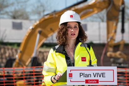 Isabel Díaz Ayuso, presidenta de la Comunidad de Madrid, en unas obras de viviendas del Plan Vive, en una foto de 2023.