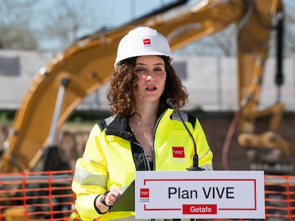 Isabel Díaz Ayuso, presidenta de la Comunidad de Madrid, en unas obras de viviendas del Plan Vive, en una foto de 2023.