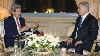 El secretario de Estado de EE UU, Kerry, y el primer ministro israel&iacute;, Netanyahu, ayer en Roma.