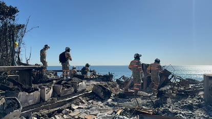 Integrantes del grupo de rescate enviado por México laboraron en Malibú y Pacific Palisades, este miércoles.