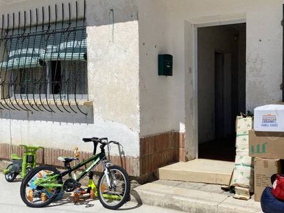 Exterior de la casa en la que vive la familia de Antonio y Tamara el día de la mudanza.