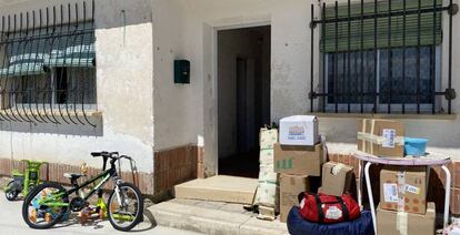 Exterior de la casa en la que vive la familia de Antonio y Tamara el día de la mudanza.