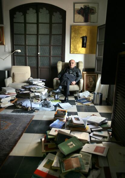 El poeta Francisco Brines en su casa de Oliva (Valencia), el 8 de febrero de 2001. 
