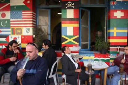 Jordanos sentados en un café de Ammán.