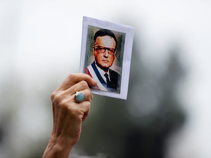 Una mujer sostiene una imagen de Salvador Allende durante una manifestación en Santiago, el pasado 10 de septiembre.