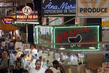 Mercado central de Los &Aacute;ngeles (California), en el que se alternan los letreros en ingl&eacute;s y en espa&ntilde;ol.