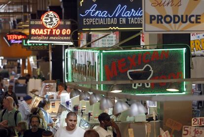 Mercado central de Los &Aacute;ngeles (California), en el que se alternan los letreros en ingl&eacute;s y en espa&ntilde;ol.