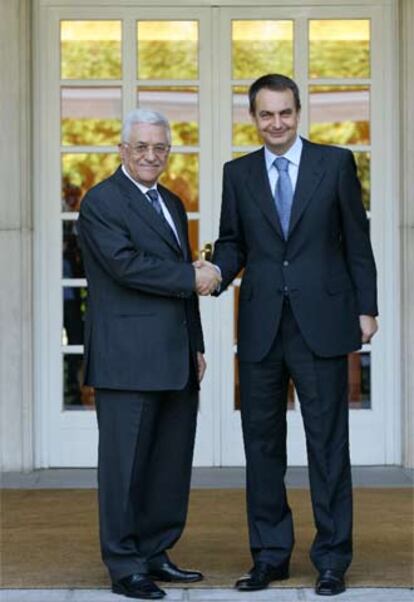 El presidente palestino, Mahmud Abbas, posa junto al presidente del Gobierno, José Luis Rodríguez Zapatero, ayer en Madrid.