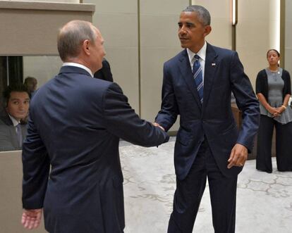 El presidente ruso, Vladímir Putin (i), y su homólogo estadounidense, Barack Obama, se saludan al inicio de una reunión celebrada en los márgenes de la cumbre del G20 en Hangzhou, el 5 de septiembre de 2016.