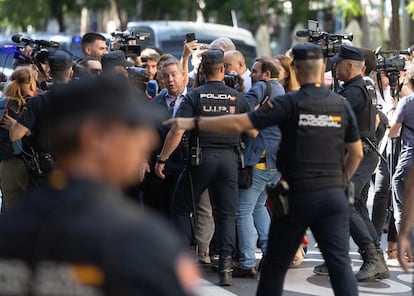 Fuerte presencia policial en la sede del PSOE, en los momentos previos al arranque del Comité Federal. En la imagen, llegada de Emiliano García-Page.