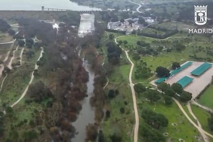 Imágenes este martes, tomada por los drones de la Policía Municipal de Madrid, de la situación del río Manzanares.