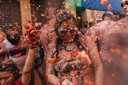 Jóvenes divirtiéndose durante la Tomatina.