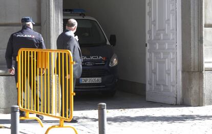 Un furgón sale del Tribunal Supremo, donde este lunes Oriol Junqueras ha comparecido por delitos de rebelión y malversación.