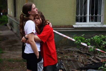 Dolor y esperanza frente a los escombros tras el ataque ruso en Kiev: “Daria sigue todavía desaparecida”