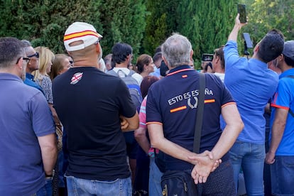Varios seguidores de Vox atienden la rueda de prensa de la portavoz Isabel Pérez Moñino en Alcalá de Henares.