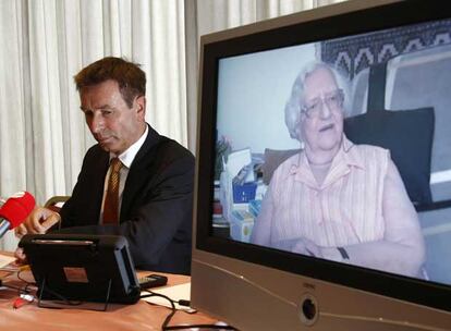 Roger Kusch, durante la emisión del mensaje grabado de Bettina Schardt.