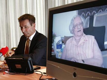 Roger Kusch, durante la emisión del mensaje grabado de Bettina Schardt.