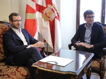 El alcalde de Vitoria, Gorka Urtaran, recibe hoy en su despacho a Javier Maroto.